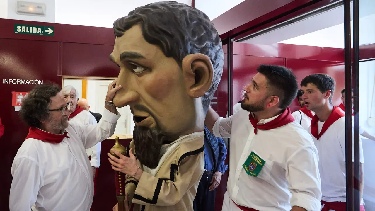 Visita de la Comparsa de Gigantes y Cabezudos a la Casa de la Misericordia de Pamplona durante las fiestas de San Fermín 2025. IÑIGO ALZUGARAY