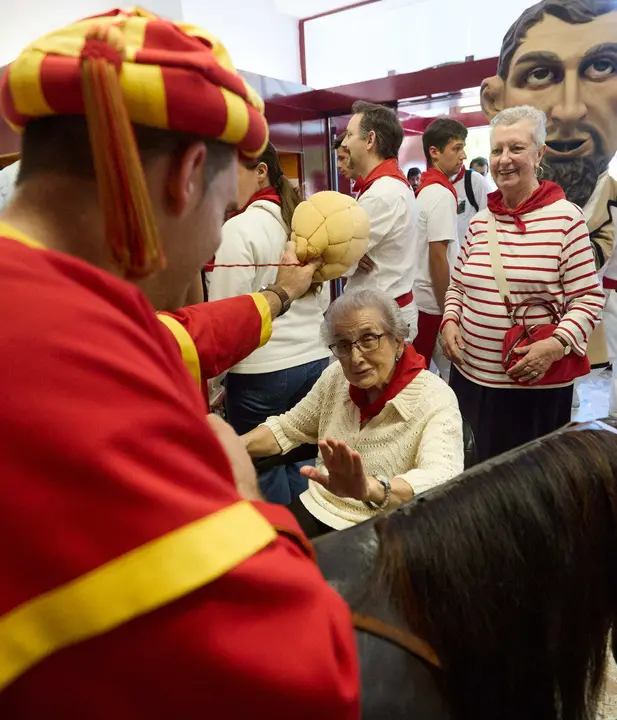 Visita de la Comparsa de Gigantes y Cabezudos a la Casa de la Misericordia de Pamplona durante las fiestas de San Fermín 2025. IÑIGO ALZUGARAY