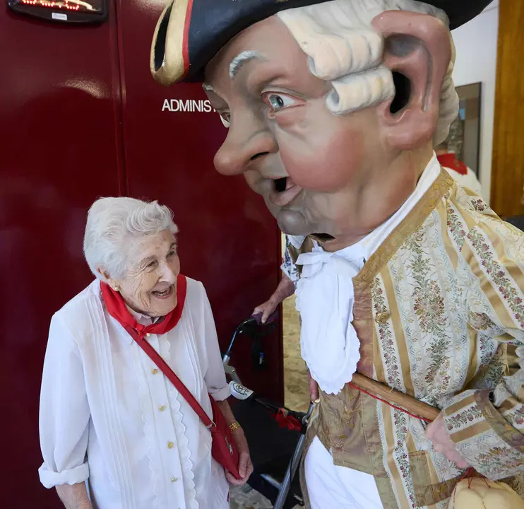Visita de la Comparsa de Gigantes y Cabezudos a la Casa de la Misericordia de Pamplona durante las fiestas de San Fermín 2025. IÑIGO ALZUGARAY