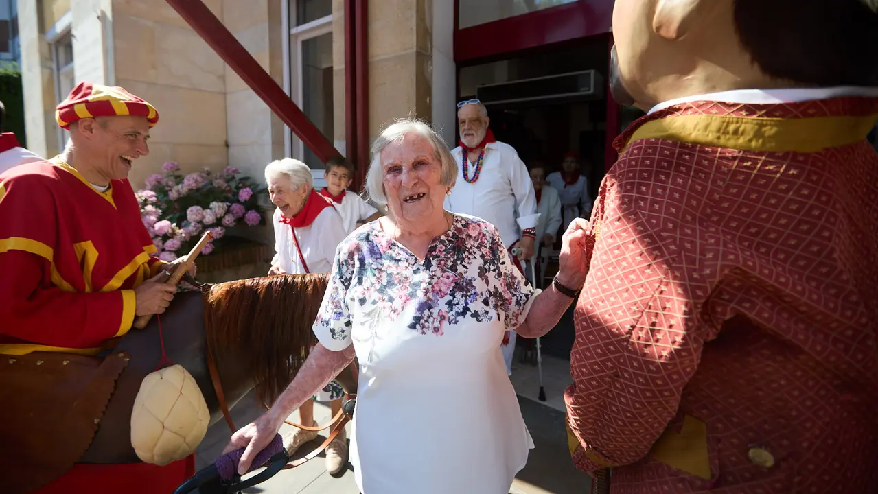 Visita de la Comparsa de Gigantes y Cabezudos a la Casa de la Misericordia de Pamplona durante las fiestas de San Fermín 2025. IÑIGO ALZUGARAY