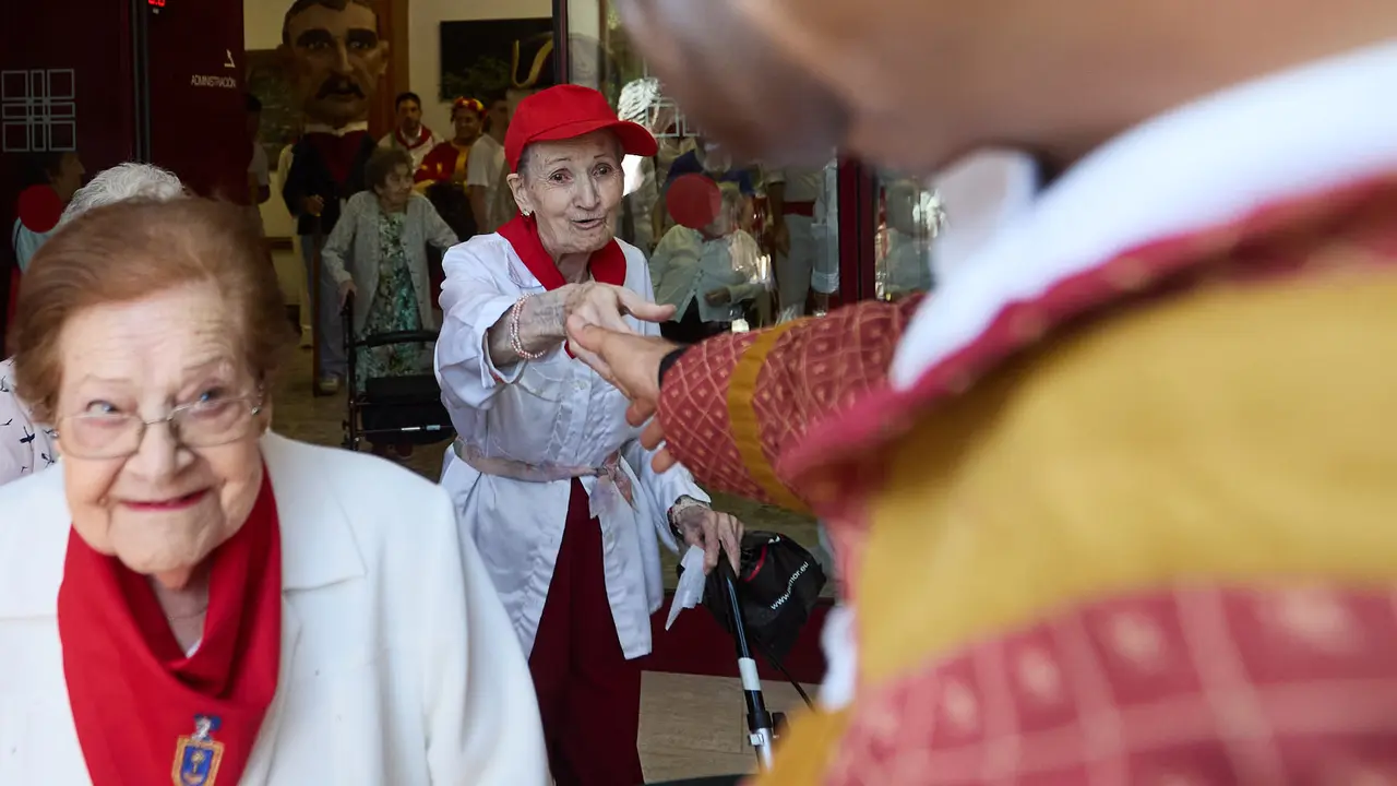 Visita de la Comparsa de Gigantes y Cabezudos a la Casa de la Misericordia de Pamplona durante las fiestas de San Fermín 2025. IÑIGO ALZUGARAY