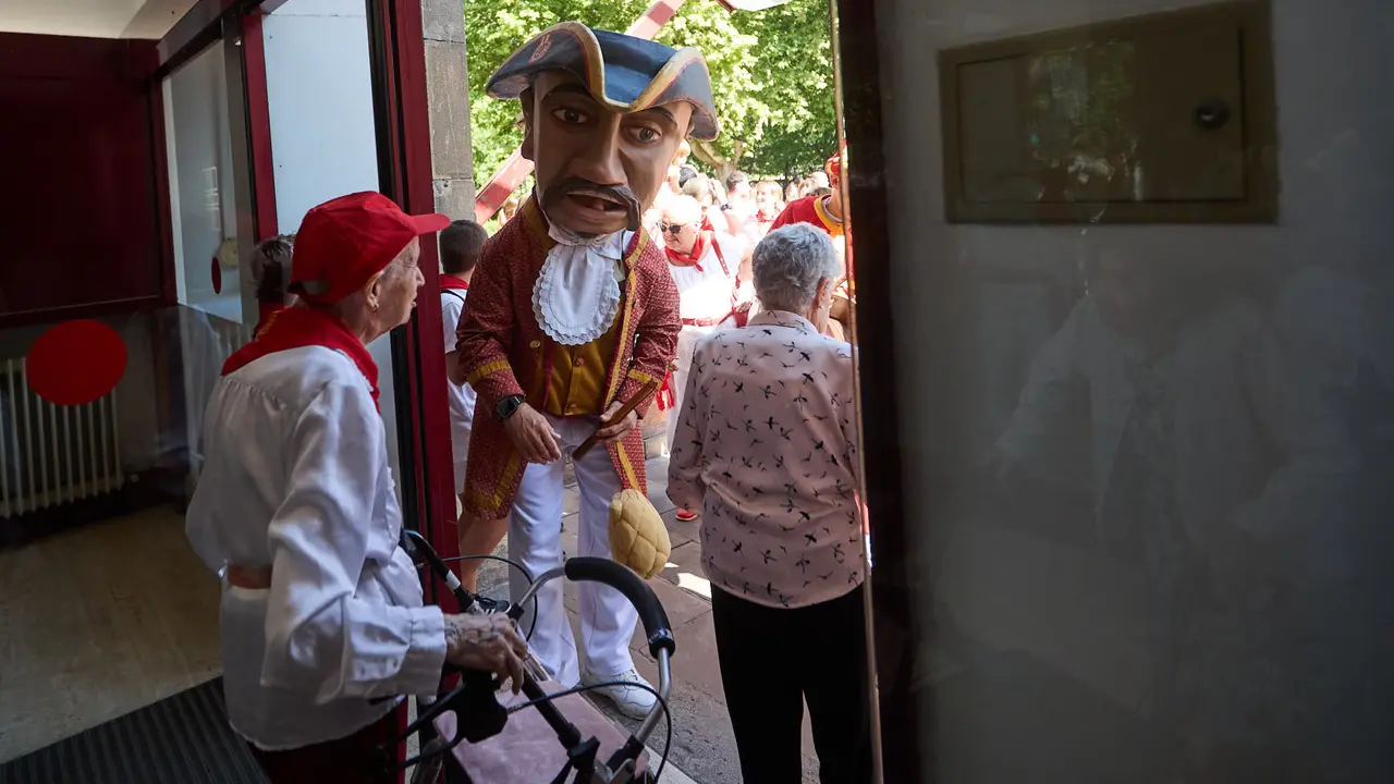 Visita de la Comparsa de Gigantes y Cabezudos a la Casa de la Misericordia de Pamplona durante las fiestas de San Fermín 2025. IÑIGO ALZUGARAY