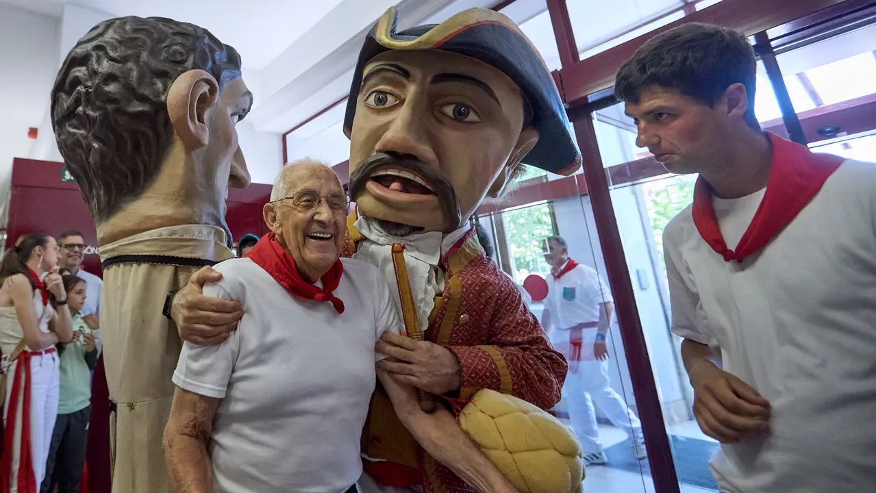 Visita de la Comparsa de Gigantes y Cabezudos a la Casa de la Misericordia de Pamplona durante las fiestas de San Fermín 2025. IÑIGO ALZUGARAY