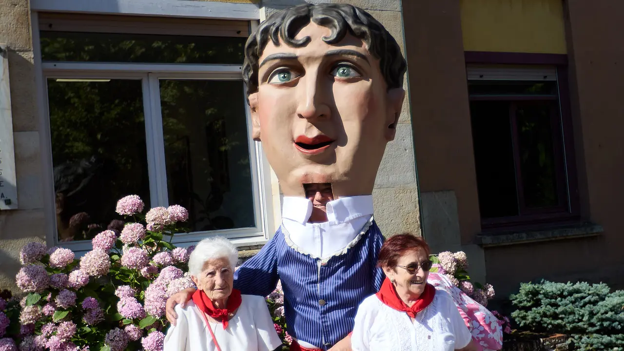 Visita de la Comparsa de Gigantes y Cabezudos a la Casa de la Misericordia de Pamplona durante las fiestas de San Fermín 2025. IÑIGO ALZUGARAY