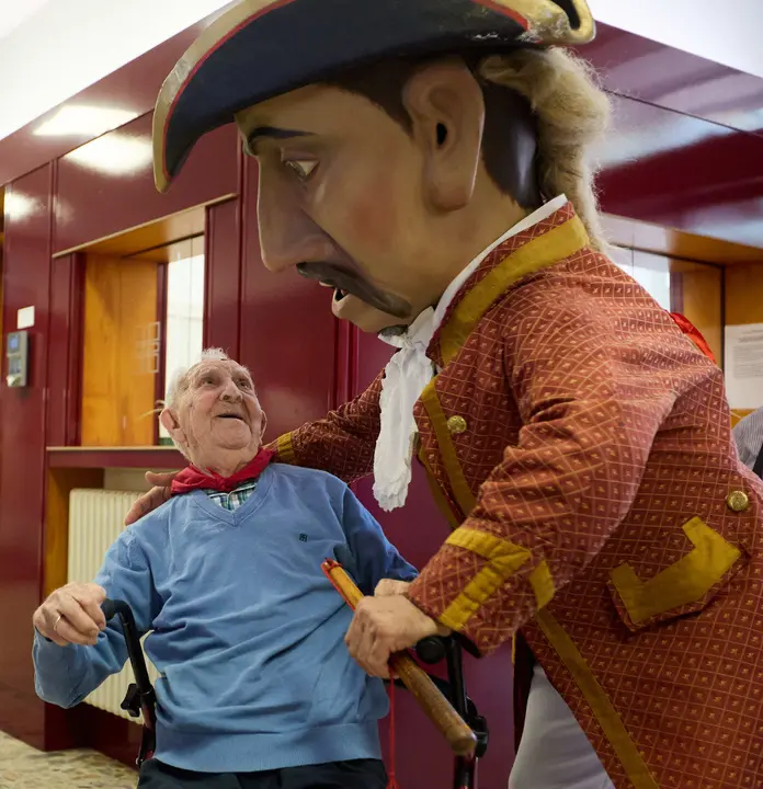 Visita de la Comparsa de Gigantes y Cabezudos a la Casa de la Misericordia de Pamplona durante las fiestas de San Fermín 2025. IÑIGO ALZUGARAY