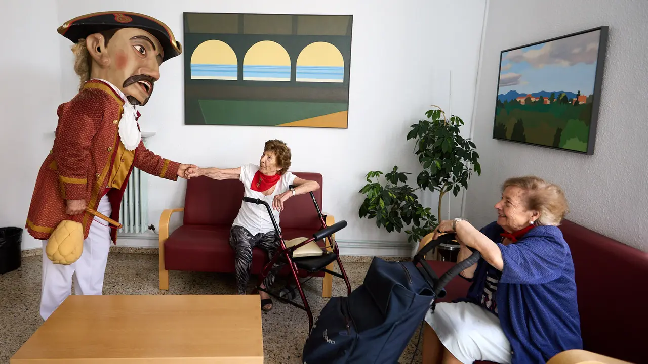 Visita de la Comparsa de Gigantes y Cabezudos a la Casa de la Misericordia de Pamplona durante las fiestas de San Fermín 2025. IÑIGO ALZUGARAY