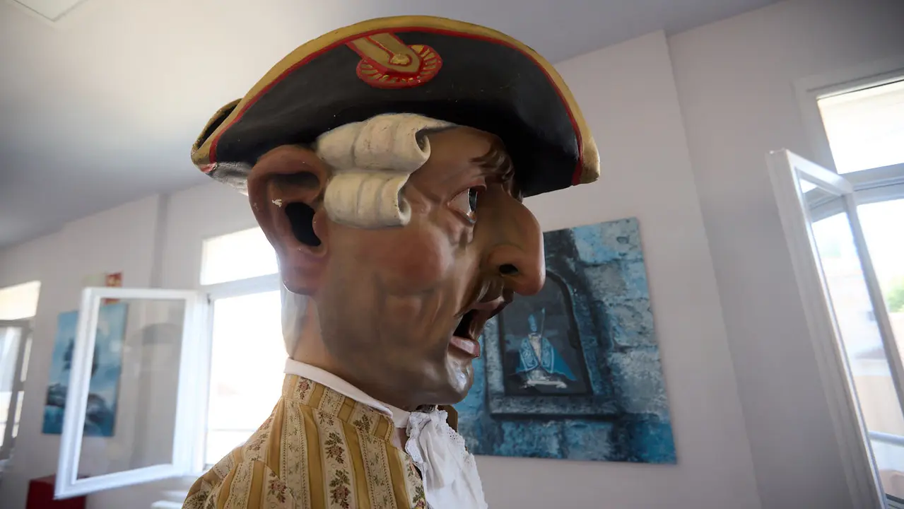 Visita de la Comparsa de Gigantes y Cabezudos a la Casa de la Misericordia de Pamplona durante las fiestas de San Fermín 2025. IÑIGO ALZUGARAY