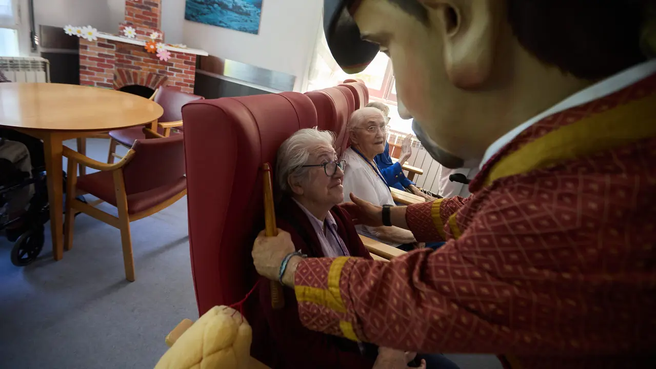 Visita de la Comparsa de Gigantes y Cabezudos a la Casa de la Misericordia de Pamplona durante las fiestas de San Fermín 2025. IÑIGO ALZUGARAY