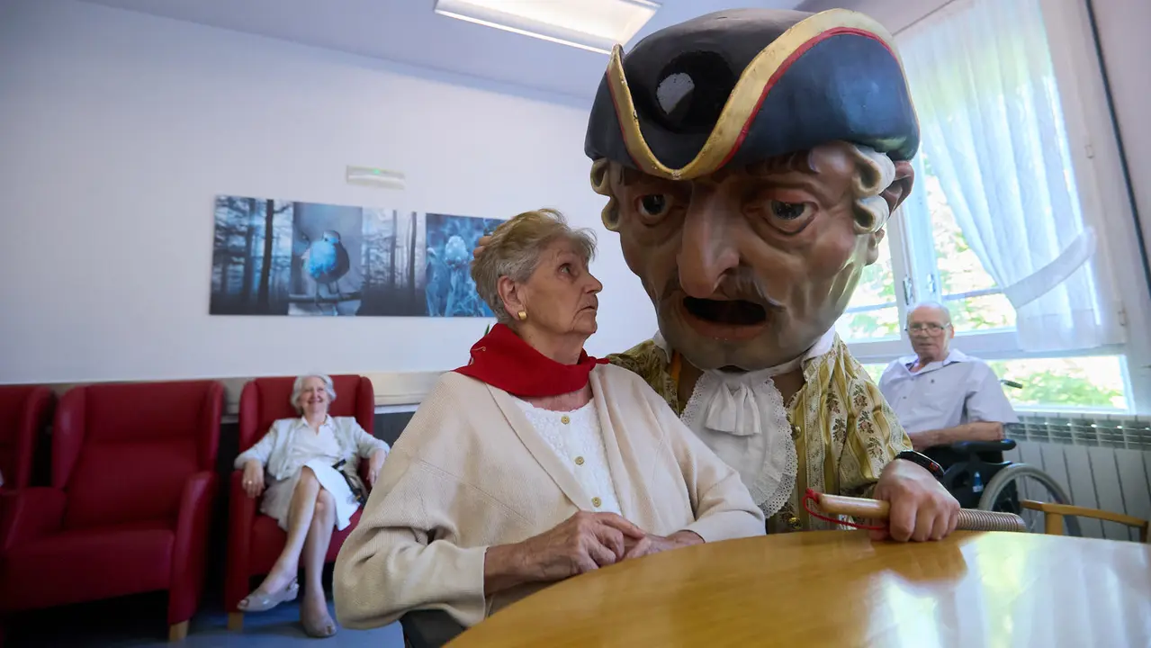 Visita de la Comparsa de Gigantes y Cabezudos a la Casa de la Misericordia de Pamplona durante las fiestas de San Fermín 2025. IÑIGO ALZUGARAY