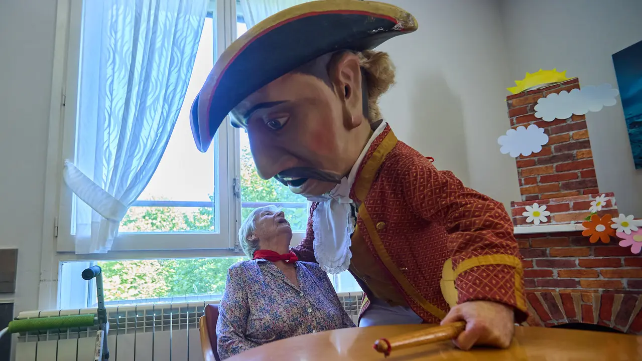Visita de la Comparsa de Gigantes y Cabezudos a la Casa de la Misericordia de Pamplona durante las fiestas de San Fermín 2025. IÑIGO ALZUGARAY