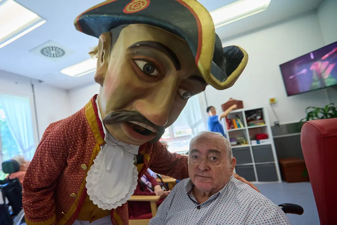 Visita de la Comparsa de Gigantes y Cabezudos a la Casa de la Misericordia de Pamplona durante las fiestas de San Fermín 2025. IÑIGO ALZUGARAY