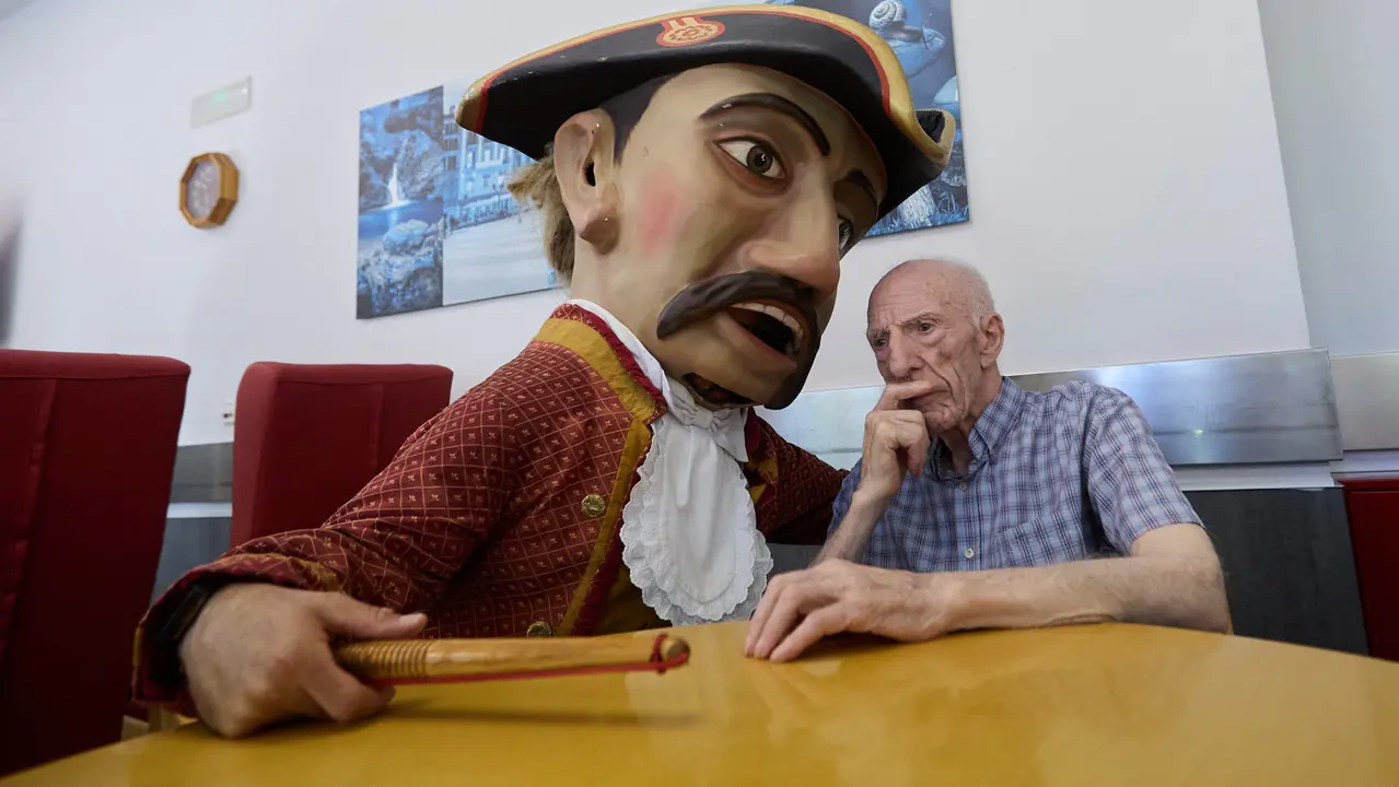 Visita de la Comparsa de Gigantes y Cabezudos a la Casa de la Misericordia de Pamplona durante las fiestas de San Fermín 2025. IÑIGO ALZUGARAY