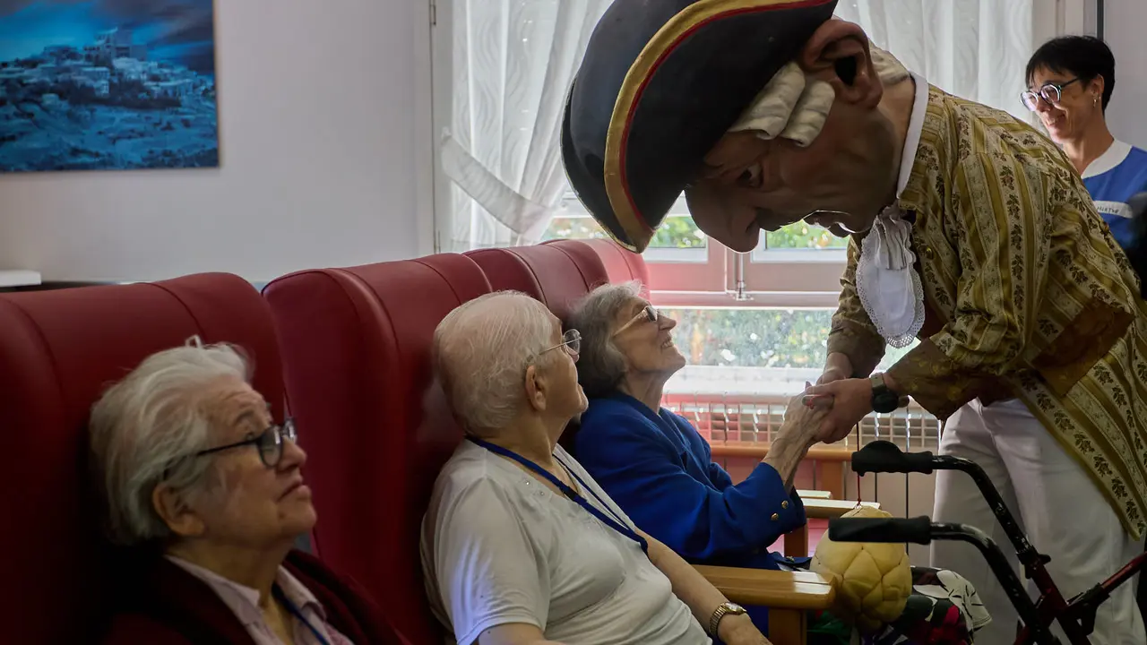 Visita de la Comparsa de Gigantes y Cabezudos a la Casa de la Misericordia de Pamplona durante las fiestas de San Fermín 2025. IÑIGO ALZUGARAY