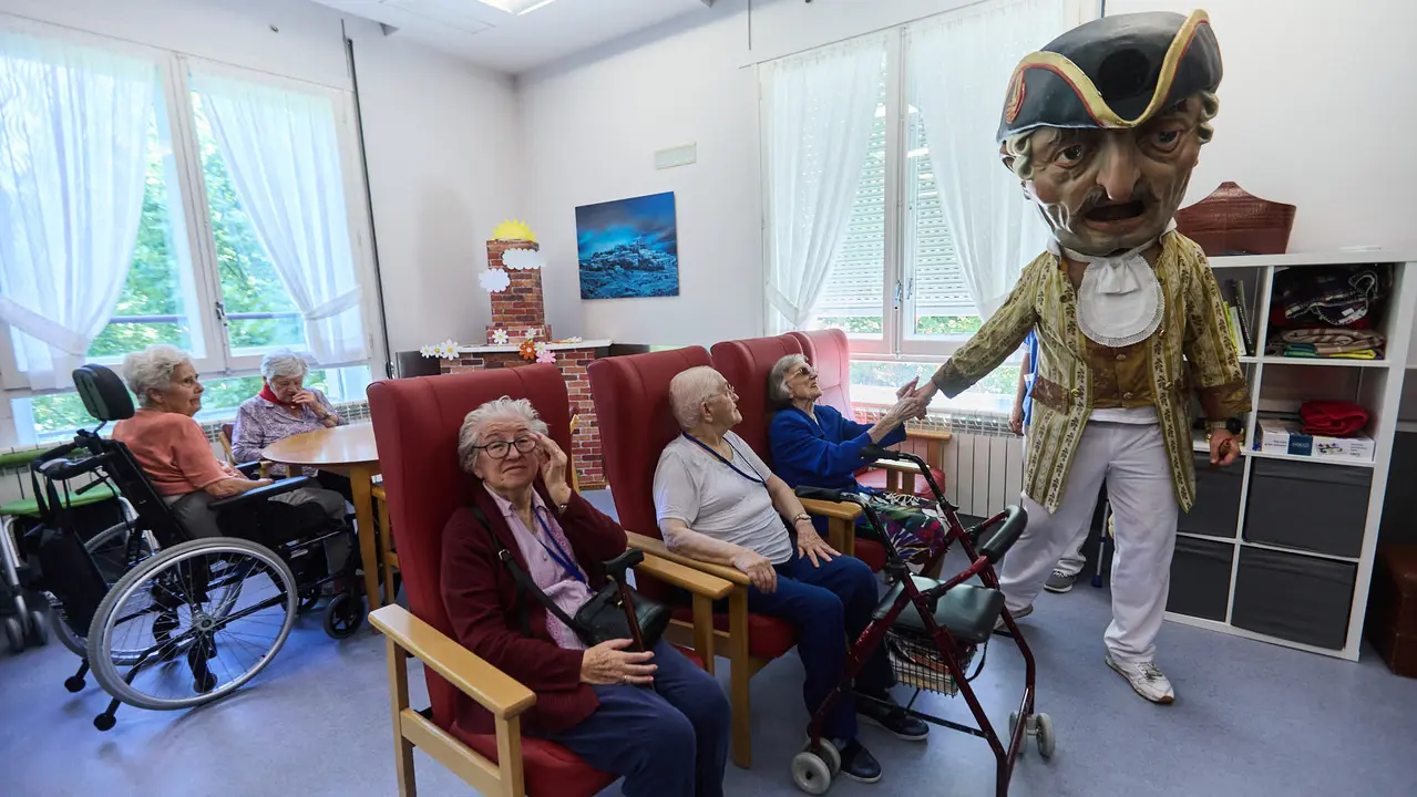Visita de la Comparsa de Gigantes y Cabezudos a la Casa de la Misericordia de Pamplona durante las fiestas de San Fermín 2025. IÑIGO ALZUGARAY