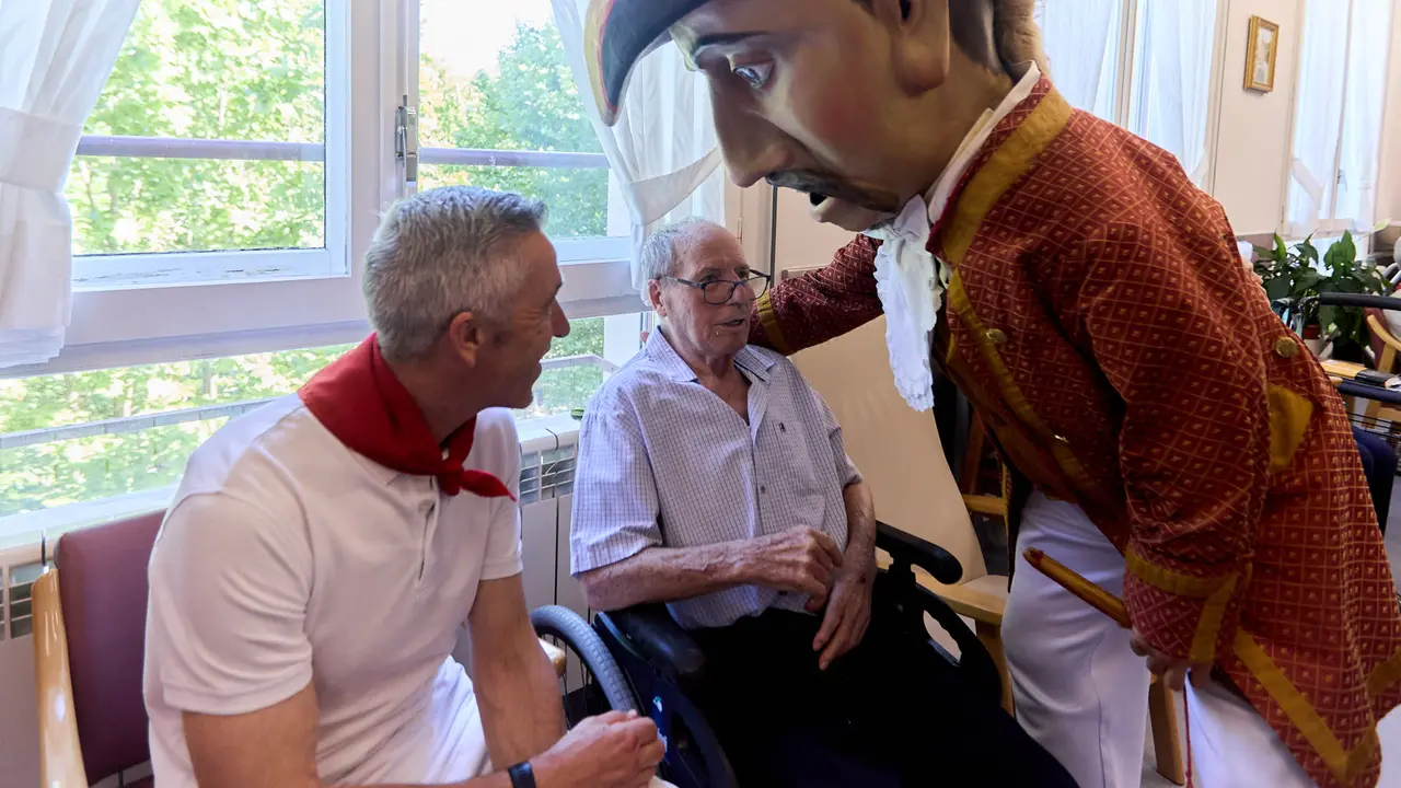 Visita de la Comparsa de Gigantes y Cabezudos a la Casa de la Misericordia de Pamplona durante las fiestas de San Fermín 2025. IÑIGO ALZUGARAY