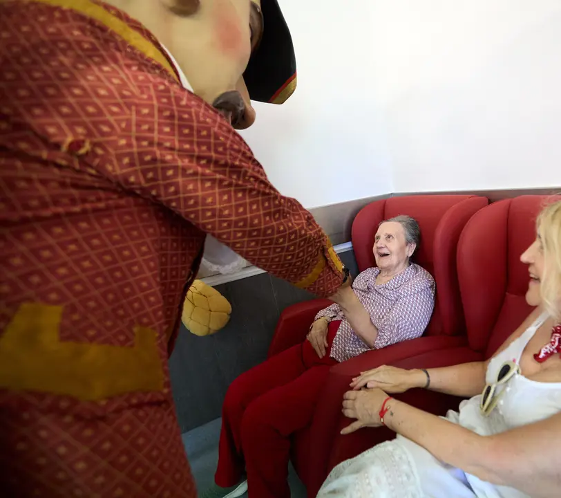 Visita de la Comparsa de Gigantes y Cabezudos a la Casa de la Misericordia de Pamplona durante las fiestas de San Fermín 2025. IÑIGO ALZUGARAY