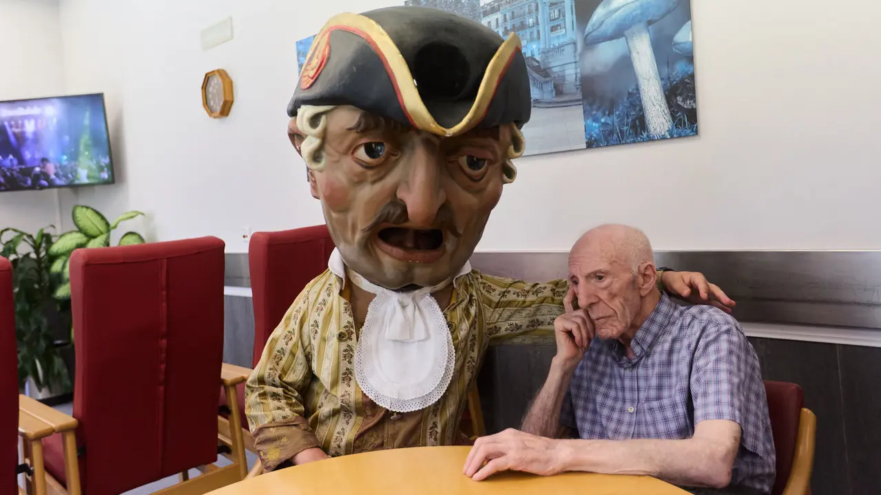 Visita de la Comparsa de Gigantes y Cabezudos a la Casa de la Misericordia de Pamplona durante las fiestas de San Fermín 2025. IÑIGO ALZUGARAY