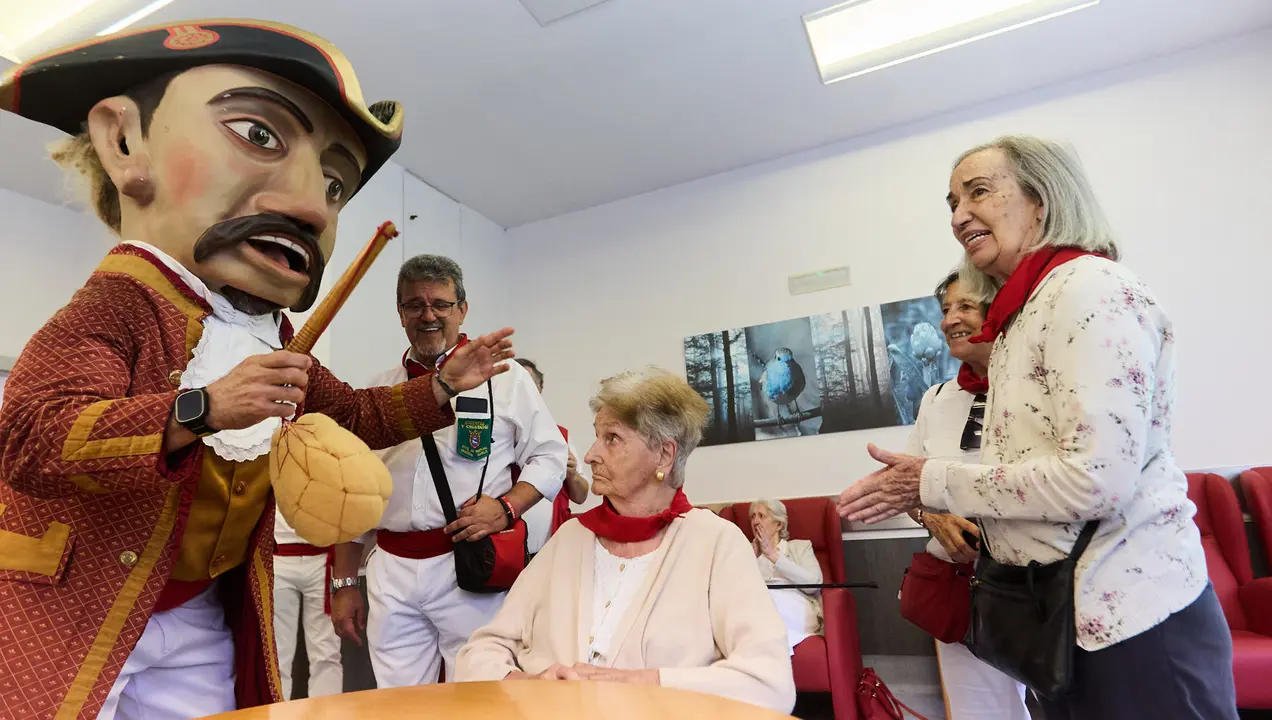 Visita de la Comparsa de Gigantes y Cabezudos a la Casa de la Misericordia de Pamplona durante las fiestas de San Fermín 2025. IÑIGO ALZUGARAY