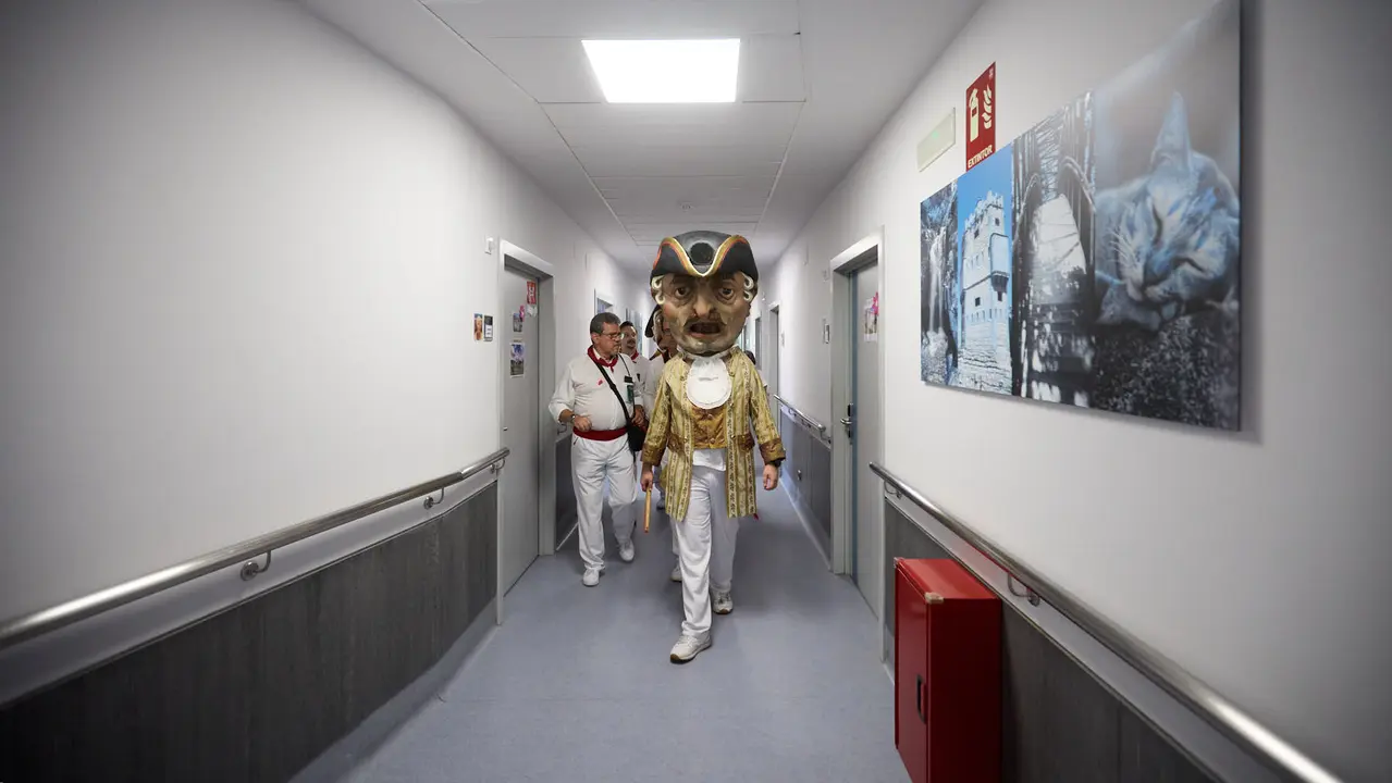 Visita de la Comparsa de Gigantes y Cabezudos a la Casa de la Misericordia de Pamplona durante las fiestas de San Fermín 2025. IÑIGO ALZUGARAY