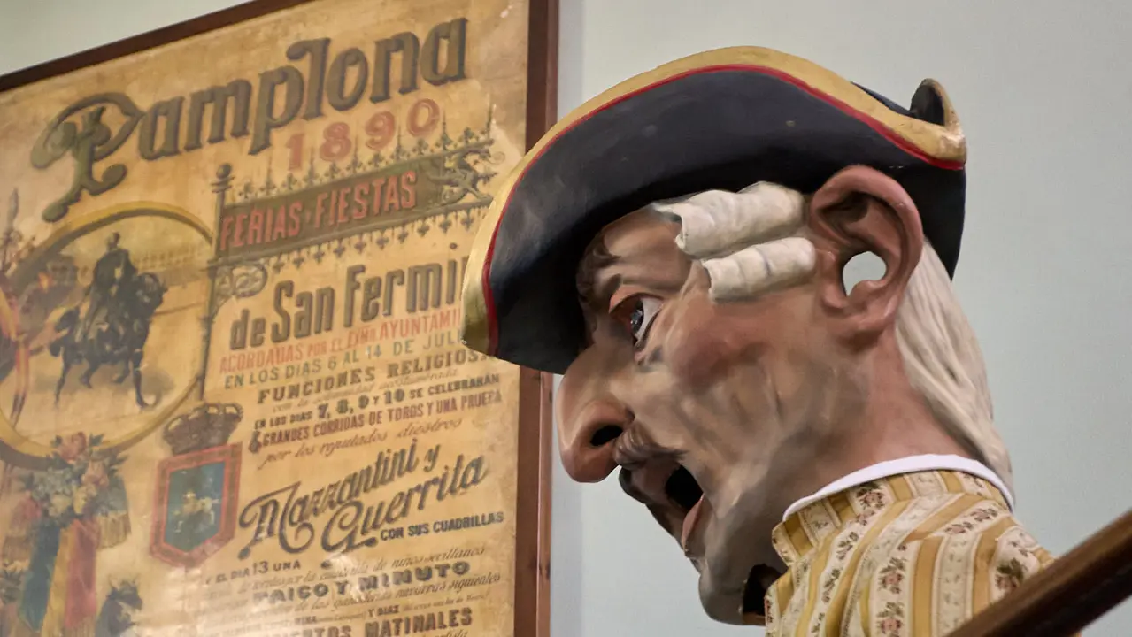 Visita de la Comparsa de Gigantes y Cabezudos a la Casa de la Misericordia de Pamplona durante las fiestas de San Fermín 2025. IÑIGO ALZUGARAY