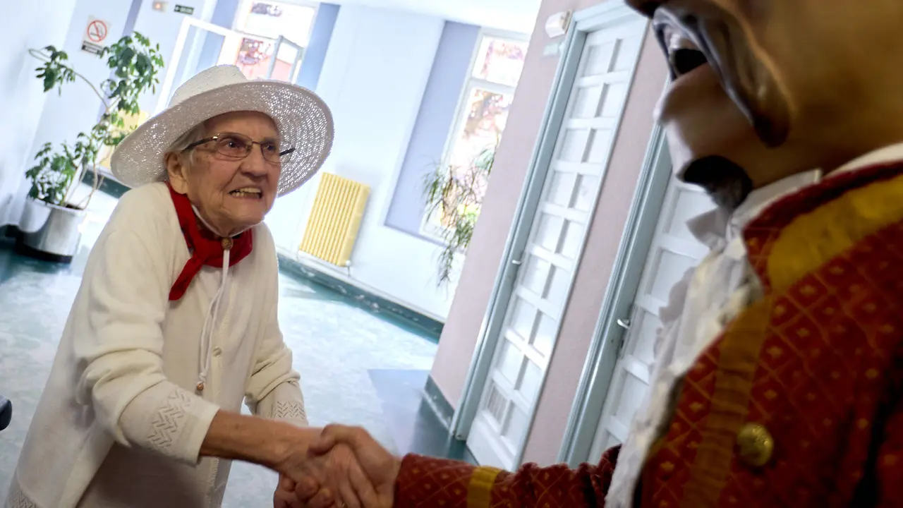 Visita de la Comparsa de Gigantes y Cabezudos a la Casa de la Misericordia de Pamplona durante las fiestas de San Fermín 2025. IÑIGO ALZUGARAY