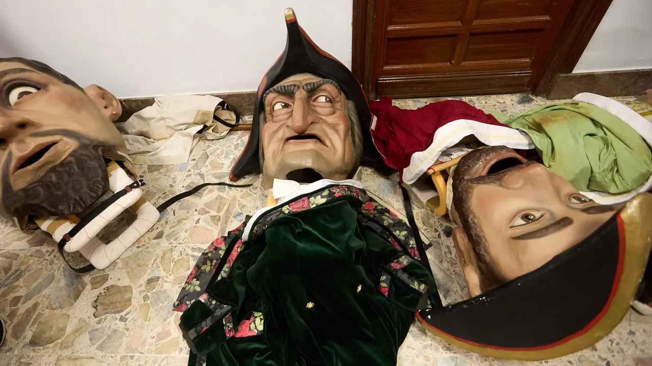 Visita de la Comparsa de Gigantes y Cabezudos a la Casa de la Misericordia de Pamplona durante las fiestas de San Fermín 2025. IÑIGO ALZUGARAY