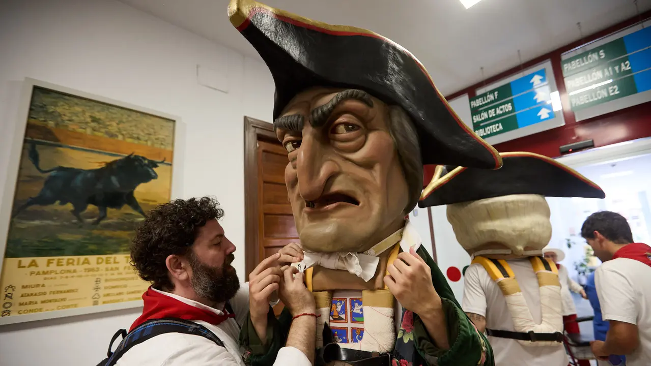 Visita de la Comparsa de Gigantes y Cabezudos a la Casa de la Misericordia de Pamplona durante las fiestas de San Fermín 2025. IÑIGO ALZUGARAY