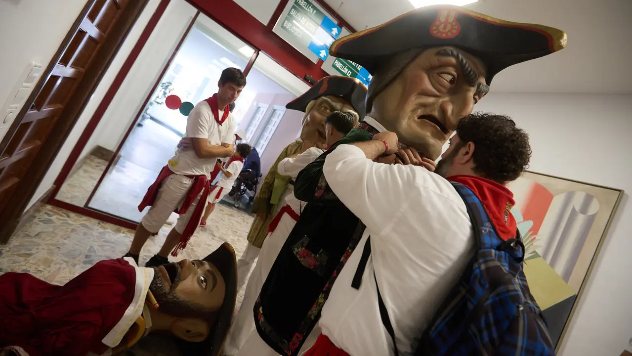 Visita de la Comparsa de Gigantes y Cabezudos a la Casa de la Misericordia de Pamplona durante las fiestas de San Fermín 2025. IÑIGO ALZUGARAY