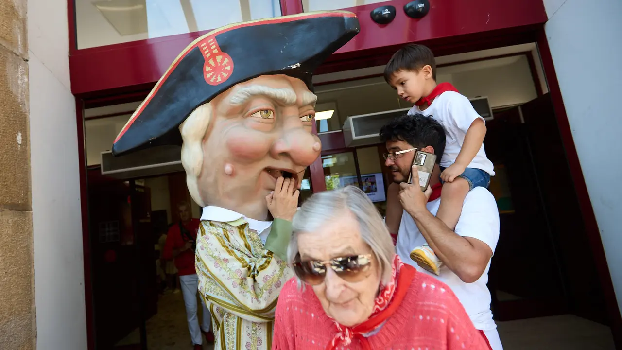 Visita de la Comparsa de Gigantes y Cabezudos a la Casa de la Misericordia de Pamplona durante las fiestas de San Fermín 2025. IÑIGO ALZUGARAY