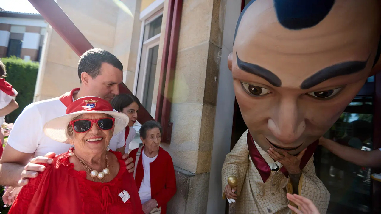 Visita de la Comparsa de Gigantes y Cabezudos a la Casa de la Misericordia de Pamplona durante las fiestas de San Fermín 2025. IÑIGO ALZUGARAY