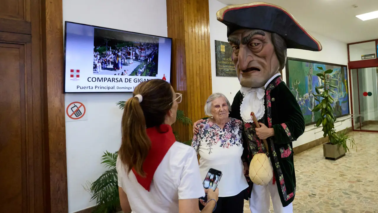 Visita de la Comparsa de Gigantes y Cabezudos a la Casa de la Misericordia de Pamplona durante las fiestas de San Fermín 2025. IÑIGO ALZUGARAY