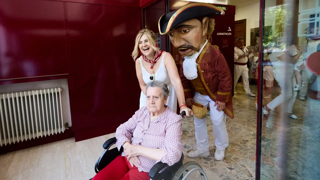 Visita de la Comparsa de Gigantes y Cabezudos a la Casa de la Misericordia de Pamplona durante las fiestas de San Fermín 2025. IÑIGO ALZUGARAY
