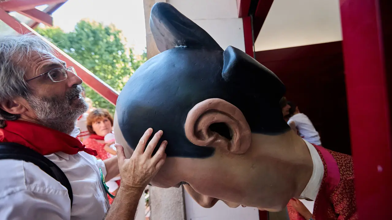 Visita de la Comparsa de Gigantes y Cabezudos a la Casa de la Misericordia de Pamplona durante las fiestas de San Fermín 2025. IÑIGO ALZUGARAY
