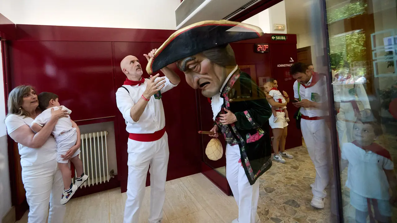 Visita de la Comparsa de Gigantes y Cabezudos a la Casa de la Misericordia de Pamplona durante las fiestas de San Fermín 2025. IÑIGO ALZUGARAY