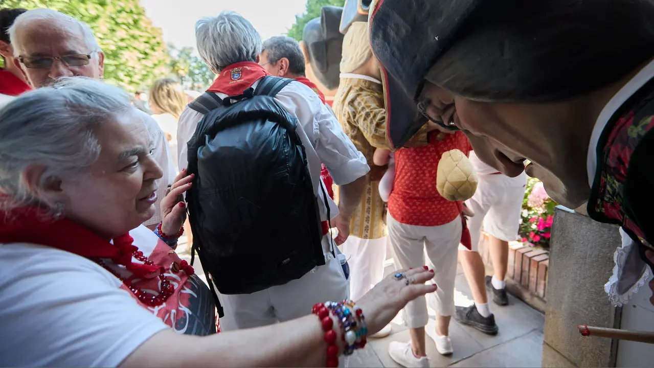 Visita de la Comparsa de Gigantes y Cabezudos a la Casa de la Misericordia de Pamplona durante las fiestas de San Fermín 2025. IÑIGO ALZUGARAY