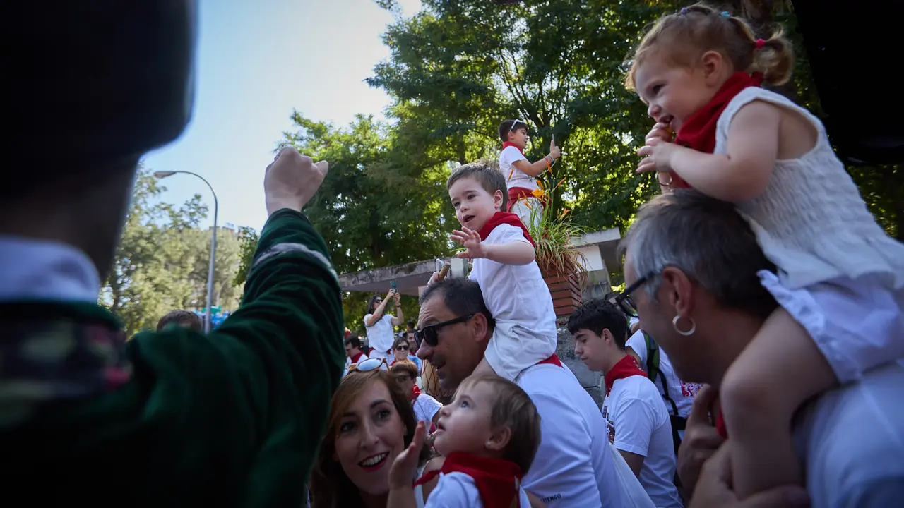 Visita de la Comparsa de Gigantes y Cabezudos a la Casa de la Misericordia de Pamplona durante las fiestas de San Fermín 2025. IÑIGO ALZUGARAY