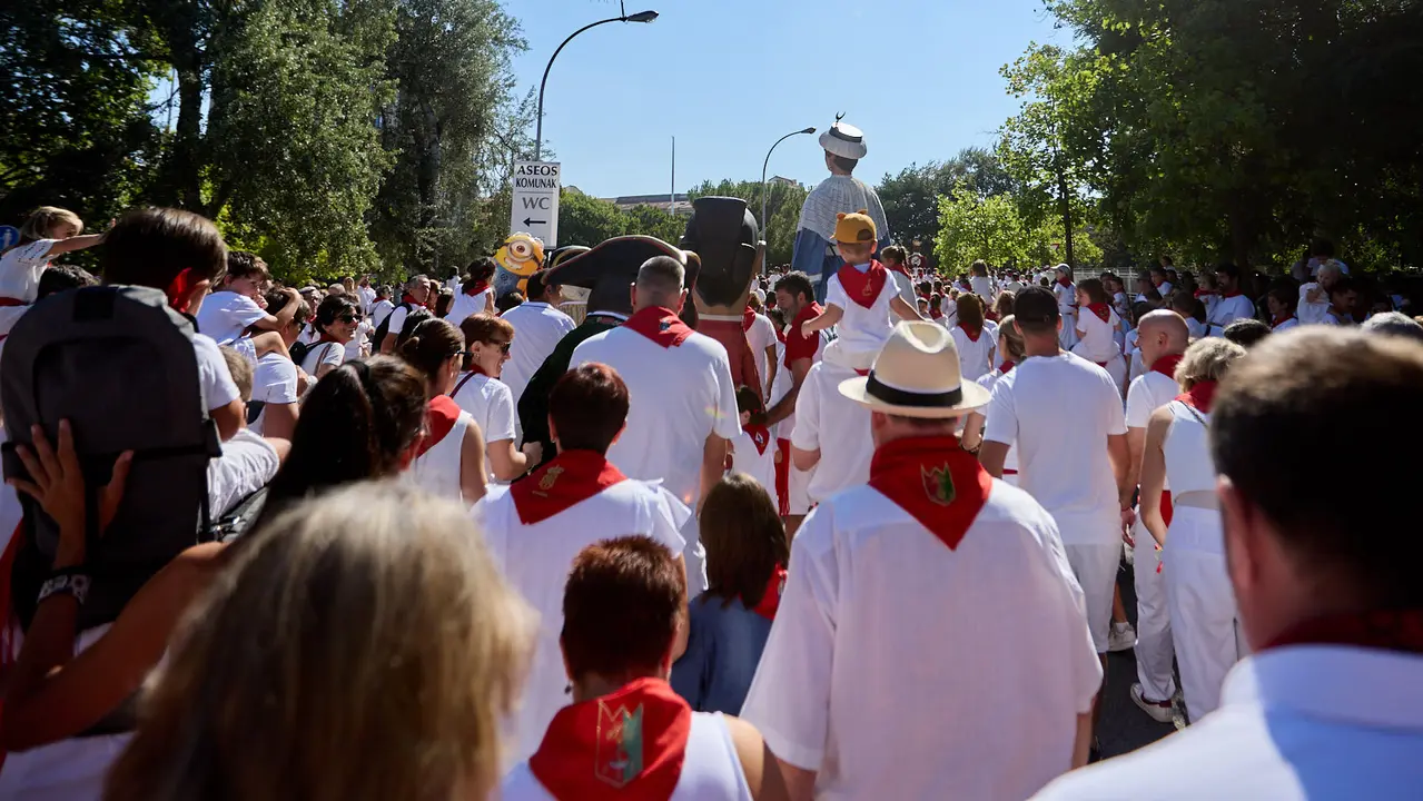 Visita de la Comparsa de Gigantes y Cabezudos a la Casa de la Misericordia de Pamplona durante las fiestas de San Fermín 2025. IÑIGO ALZUGARAY