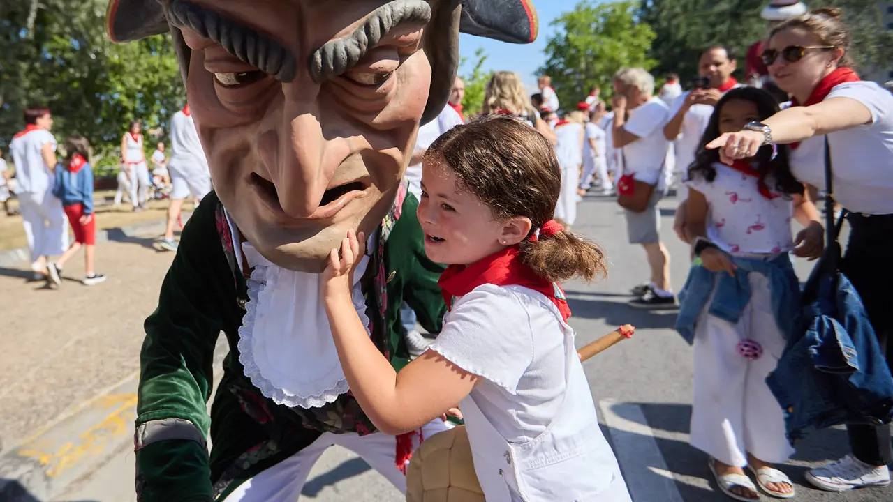 Visita de la Comparsa de Gigantes y Cabezudos a la Casa de la Misericordia de Pamplona durante las fiestas de San Fermín 2025. IÑIGO ALZUGARAY
