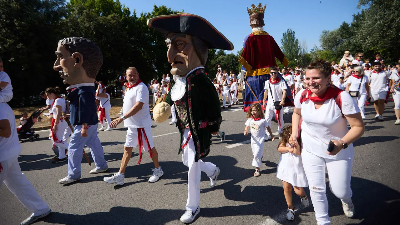 Visita de la Comparsa de Gigantes y Cabezudos a la Casa de la Misericordia de Pamplona durante las fiestas de San Fermín 2025. IÑIGO ALZUGARAY
