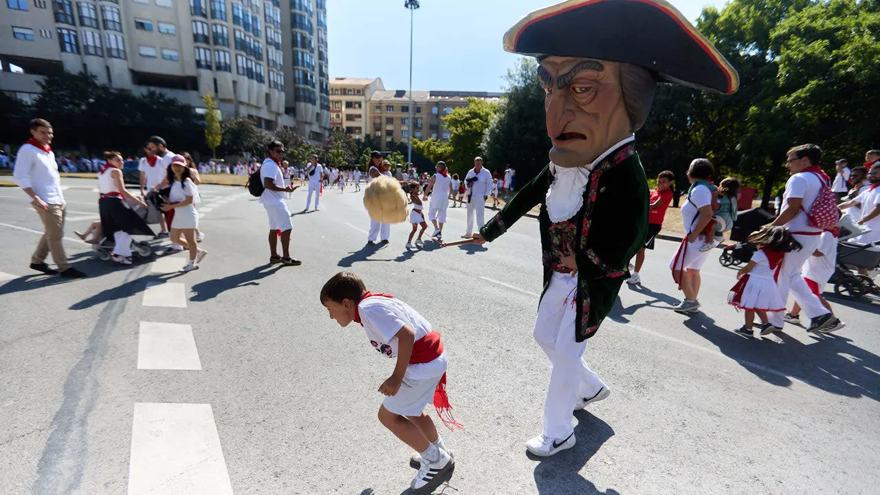 Visita de la Comparsa de Gigantes y Cabezudos a la Casa de la Misericordia de Pamplona durante las fiestas de San Fermín 2025. IÑIGO ALZUGARAY