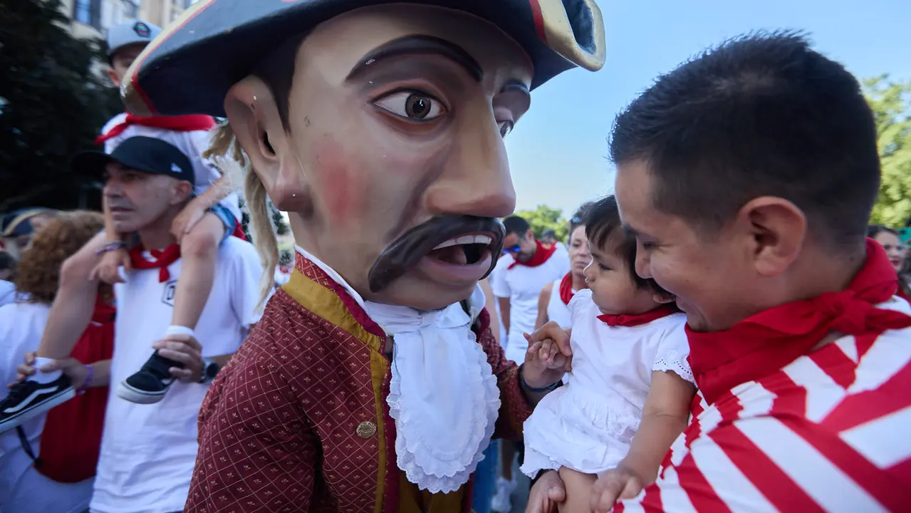 Visita de la Comparsa de Gigantes y Cabezudos a la Casa de la Misericordia de Pamplona durante las fiestas de San Fermín 2025. IÑIGO ALZUGARAY
