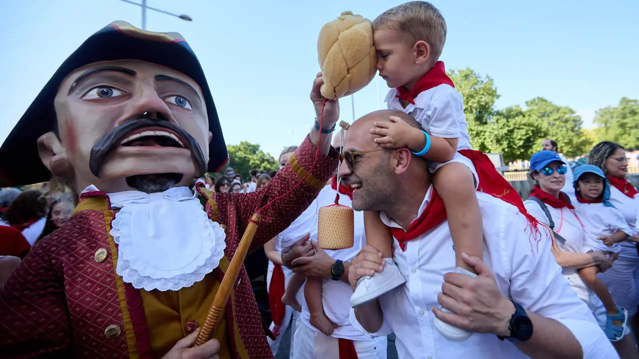 Visita de la Comparsa de Gigantes y Cabezudos a la Casa de la Misericordia de Pamplona durante las fiestas de San Fermín 2025. IÑIGO ALZUGARAY