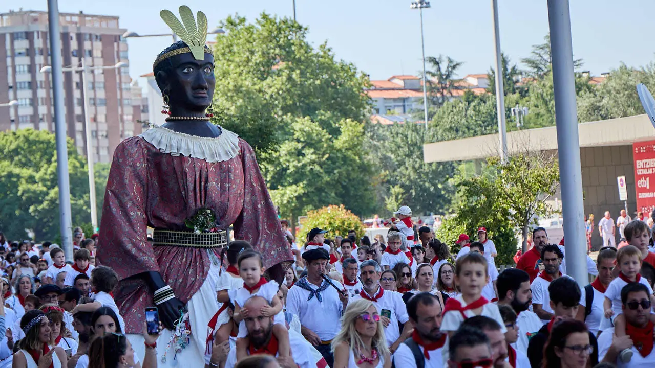 Visita de la Comparsa de Gigantes y Cabezudos a la Casa de la Misericordia de Pamplona durante las fiestas de San Fermín 2025. IÑIGO ALZUGARAY