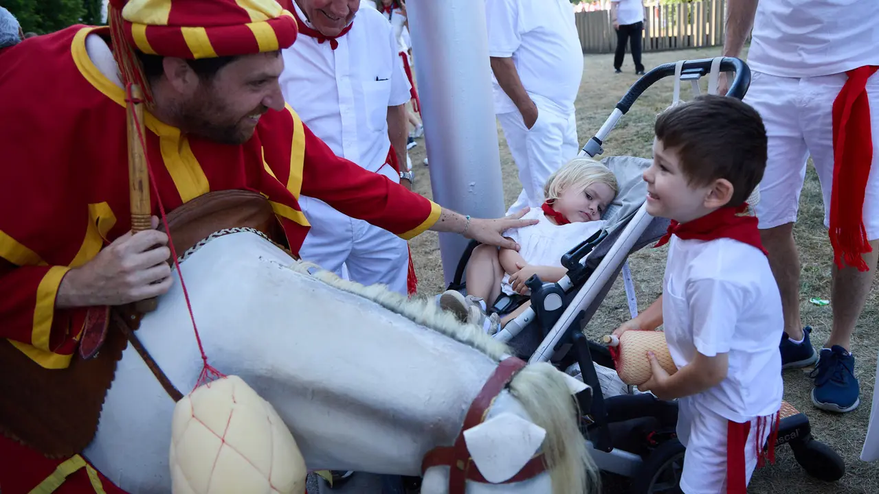 Visita de la Comparsa de Gigantes y Cabezudos a la Casa de la Misericordia de Pamplona durante las fiestas de San Fermín 2025. IÑIGO ALZUGARAY