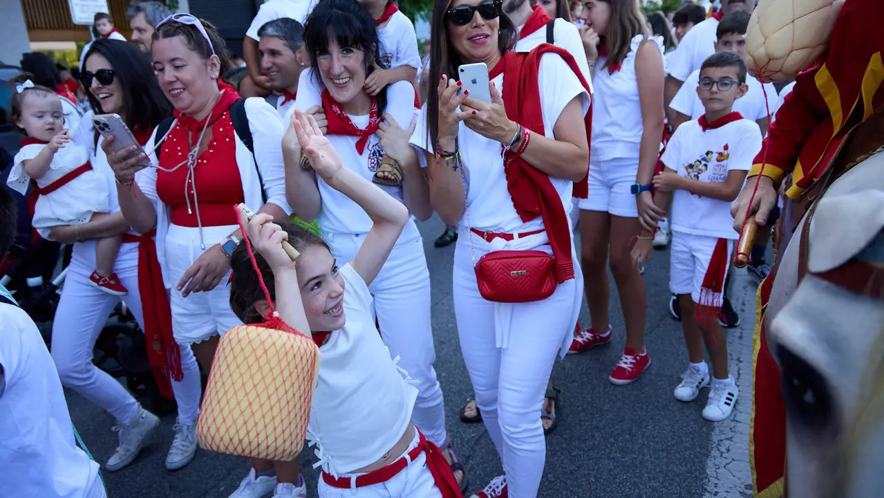 Visita de la Comparsa de Gigantes y Cabezudos a la Casa de la Misericordia de Pamplona durante las fiestas de San Fermín 2025. IÑIGO ALZUGARAY