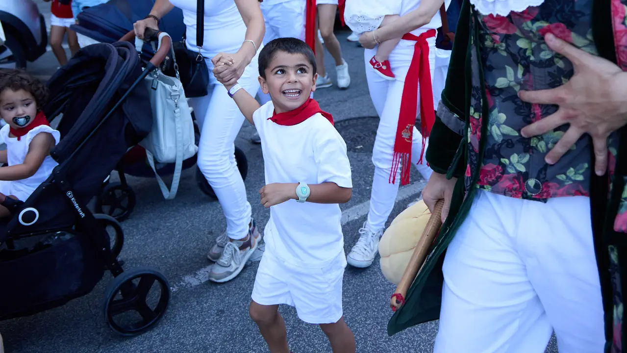 Visita de la Comparsa de Gigantes y Cabezudos a la Casa de la Misericordia de Pamplona durante las fiestas de San Fermín 2025. IÑIGO ALZUGARAY