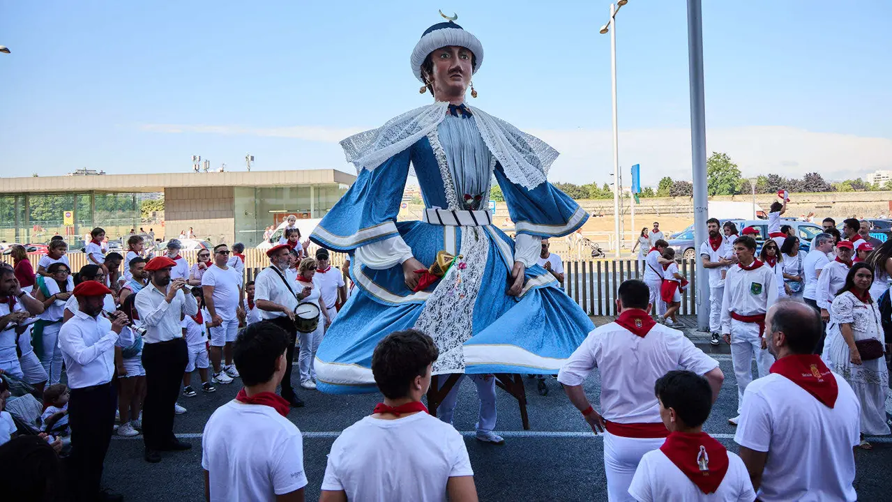 Visita de la Comparsa de Gigantes y Cabezudos a la Casa de la Misericordia de Pamplona durante las fiestas de San Fermín 2025. IÑIGO ALZUGARAY