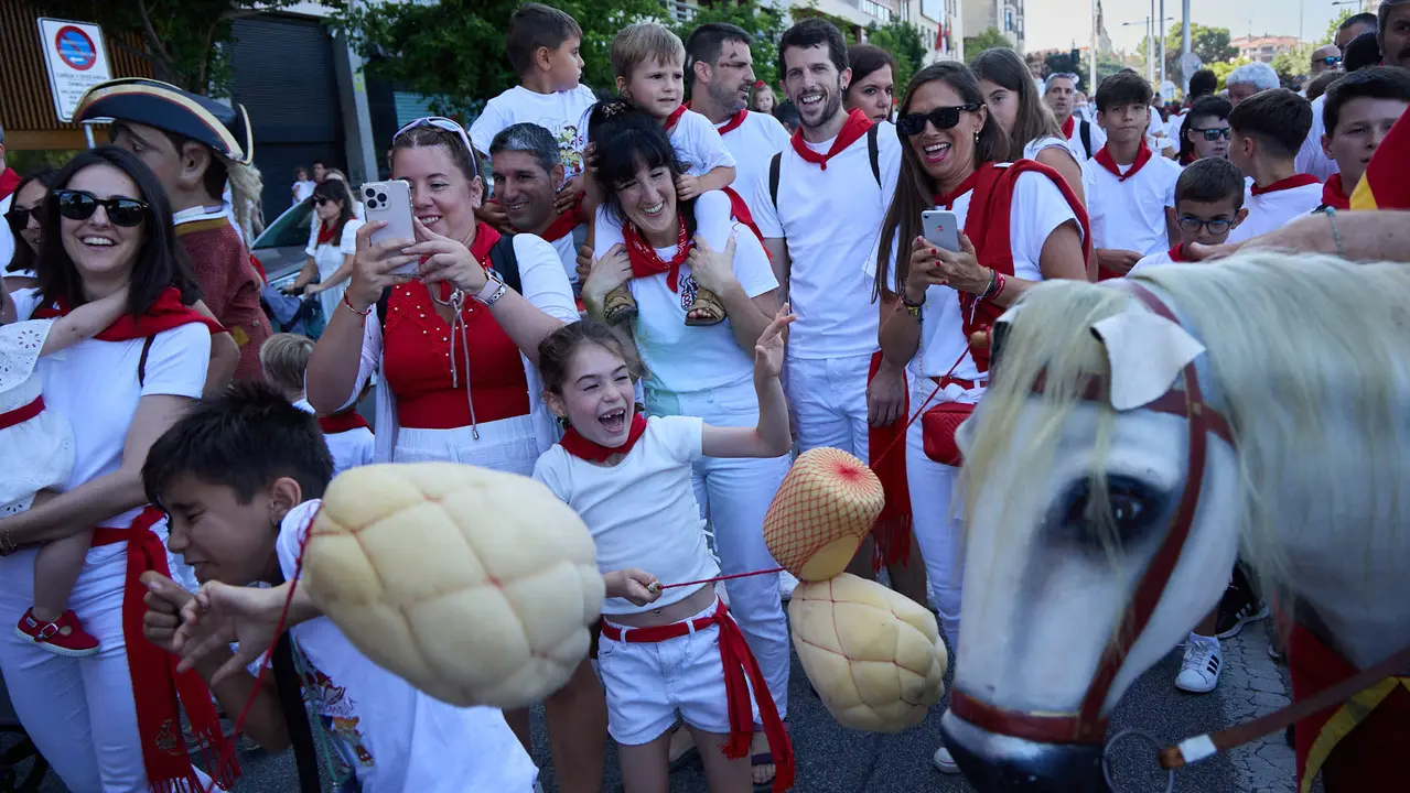 Visita de la Comparsa de Gigantes y Cabezudos a la Casa de la Misericordia de Pamplona durante las fiestas de San Fermín 2025. IÑIGO ALZUGARAY
