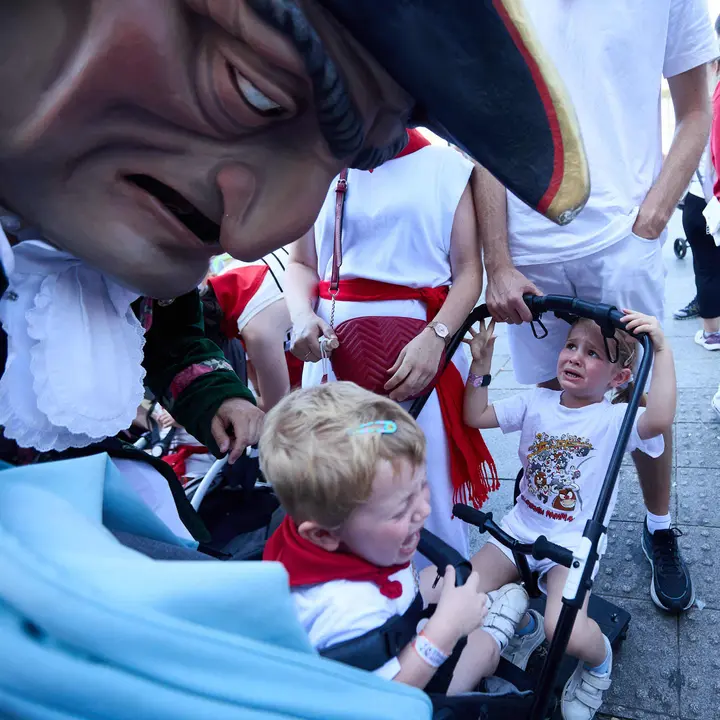 Visita de la Comparsa de Gigantes y Cabezudos a la Casa de la Misericordia de Pamplona durante las fiestas de San Fermín 2025. IÑIGO ALZUGARAY