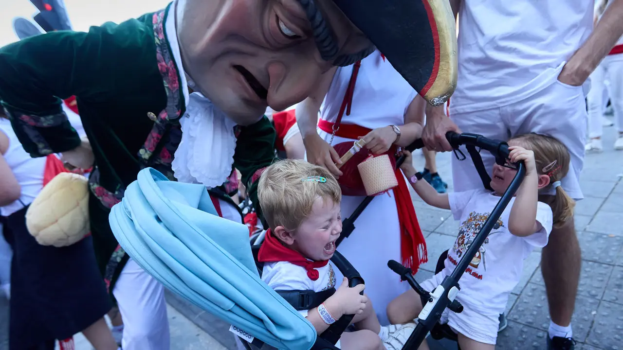 Visita de la Comparsa de Gigantes y Cabezudos a la Casa de la Misericordia de Pamplona durante las fiestas de San Fermín 2025. IÑIGO ALZUGARAY